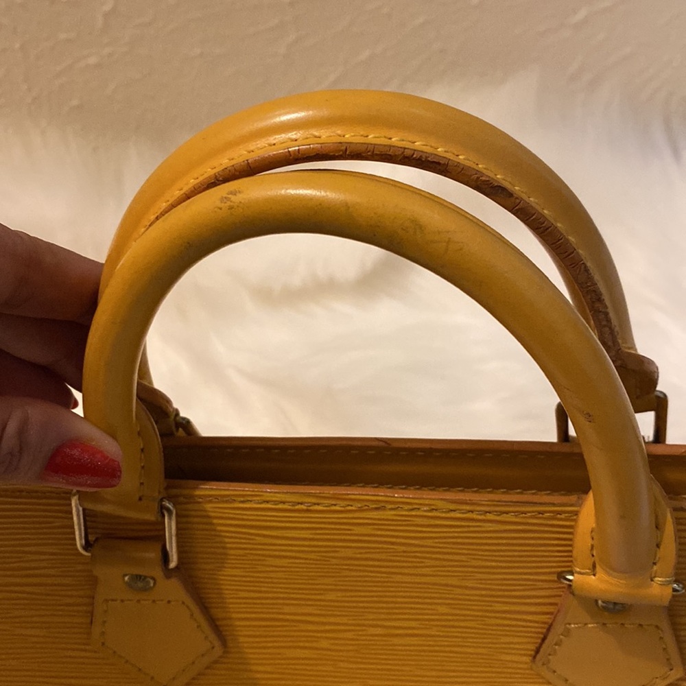 🌸👜Authentic Louis Vuitton Epi Sac Triangle - Picture 16 of 16